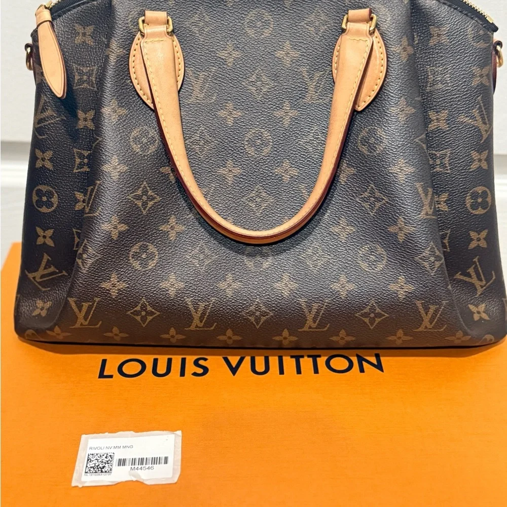 Louis Vuitton Rivoli NV MM - Picture 4 of 5